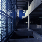 <p>1971 Ruhrunisversität Bochum, Hörsaalzentrum Ost.n10 Hörsäle mit 3000 Hörsaal- Plätzen bringen in ihrer Verbindung vielfältige Raumfolgen. <br /><br />Hier: Foyerausschnitt - Kinetische Wand von Viktor Vasarely</p>