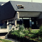 <p>1973 Wohnhausgruppe in Bochum, Endhaus<br />Das Endhaus einer Wohnhausgruppe (mein eigenes) brachte alle Möglichkeiten der Auflösung nach Sonne und Licht.</p>
