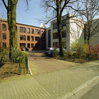 <p>1988-1997 Verwaltungsgebäude Dr. Meng. 1988 (rot), 1997 (weiß).<br /><br />Schmiedeknecht Krampe Reiter Architekten BDA</p>